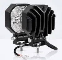 phare de travail LED carré Next‑Tech 20w 7cm 3200 lm 5000k IP68 sur fond studio, vue de profil 3/4 éteint