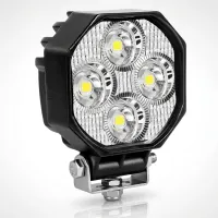 phare de travail LED carré Next‑Tech 20w 7cm faisceau spot 60° 3200 lm 5000K sur fond studio, vue 3/4 éteinte