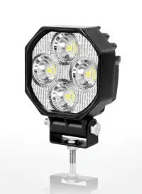 phare de travail LED carré Next‑Tech 20w 7cm faisceau spot 3200 lm, vue 3/4 sur fond studio, leds éteintes