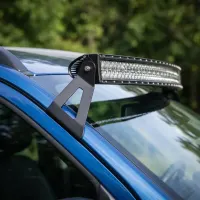support de fixation pro Next‑Tech montant une barre LED incurvée sur toit au niveau du pare-brise d'un 4x4 bleu