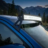 support de fixation pro Next‑Tech montant barre LED incurvée 5000k sur toit de 4x4 bleu en montagne