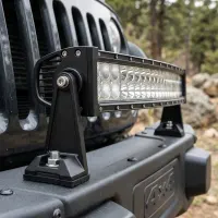 kit de fixation latéral en L Next‑Tech monté sur pare-chocs 4x4 supportant une barre LED incurvée en tout-terrain