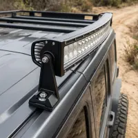 kit de fixation latéral en L Next‑Tech montant la rampe LED incurvée sur le toit d'un 4x4 en tout-terrain
