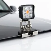 support de fixation sur capot sans perçage Next‑Tech pour rampe LED, monté avec mini phare LED carré