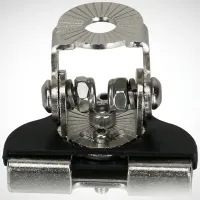 support de fixation sur capot sans perçage Next‑Tech pour rampe et barre LED, gros plan articulation réglable inox
