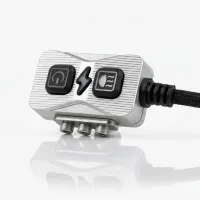 Boîtier de commande en aluminium Next‑Tech pour feux LED moto, gros plan studio avec boutons et câble tressé