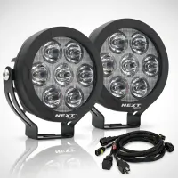Kit phares LED longue portée XP7 140w ultra puissant pour motos avec son faisceau de câbles sur fond studio
