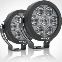 kit de 2 feux LED ronds longue portée XP7 Next‑Tech 140w 18800 lumens 110mm ultra puissants pour moto sur fond studio, éteints
