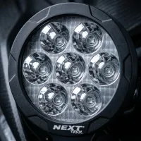 Phares LED longue portée XP7 140w 11cm rond pour motos 18800 lumens - détail des LEDs et lentille optique