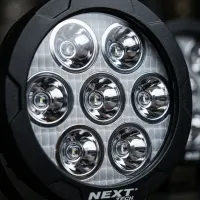 Phares LED longue portée XP7 140w 11cm rond pour motos 18800 lumens - vue de face allumée IP68