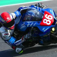 Moto yamaha R1 n°86 Pitlane sponsorisée par Next‑Tech en piste équipée de phares LED additionnels XP4 ronds 60mm 50w allumés