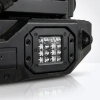 Feu LED cube Next‑Tech encastré dans le pare-chocs noir d'un 4x4, gros plan sur l'optique à double rangée
