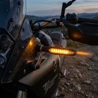 Gros plan sur Yamaha Ténéré 700 au crépuscule équipée d'un clignotant LED séquentiel Next‑Tech orange allumé