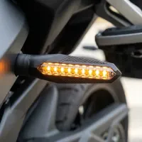 Clignotant LED séquentiel Next‑Tech monté sur moto, gros plan allumé en orange avec défilement dynamique