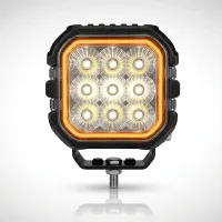 Vue de face du feu LED carré Next‑Tech avec feu de jour orange allumé sur fond studio