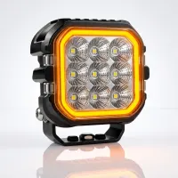 Feu LED carré 10cm 45W Next‑Tech avec feu de jour orange allumé sur fond studio, vue de 3/4