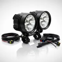 Kit de phares LED longue portée pour moto 100w 60mm rond avec fixation crash bars et mode flash stroboscope , vue de 3/4 sur fond studio