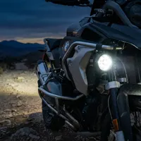 moto stationnée dans la nuit équipée du kit LED XP4 next-tech allumé