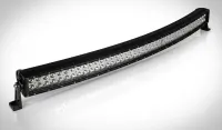 barre LED incurvée double rangée Next‑Tech 240W 105cm pour 4x4 sur fond studio blanc, vue de 3/4 avec reflet