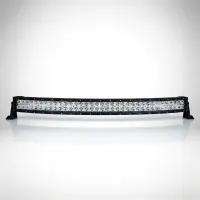 barre LED incurvée 240w Next‑Tech de face sur fond studio blanc, double rangée de LED éteintes et reflet au sol