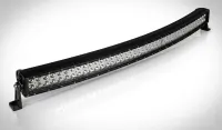 barre LED incurvée 240w Next‑Tech de 3/4 sur fond studio blanc, double rangée de lentilles éteintes et supports noirs