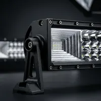 gros plan sur les optiques et le support de fixation d'une barre LED incurvée Next‑Tech 4x4 sur fond studio noir
