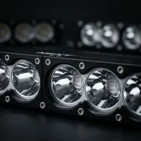 gros plan sur les optiques réflecteurs d'une barre LED Next‑Tech rallye pour voiture, boîtier alu noir sur fond studio sombre