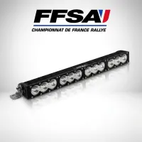 barre LED rallye Next‑Tech 180w 850mm sur fond studio blanc avec logo FFSA championnat de France rallye, vue de 3/4