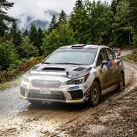 subaru wrx de rallye vue de 3/4 sur piste boueuse équipée d'une barre LED 180w Next‑Tech éteinte au rallye de france