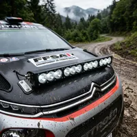 gros plan sur le capot carbone d'une Citroën C3 de rallye FFSA équipée d'une barre LED Next‑Tech 180w allumée sur piste boueuse