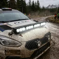 barre LED Next‑Tech 180w 850mm allumée blanc pur sur capot d'une voiture de rallye FFSA boueuse en chemin forestier