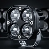 gros plan sur un feu LED longue portée carré 50w Next‑Tech pour moto, quatre optiques à réflecteur et étrier de fixation