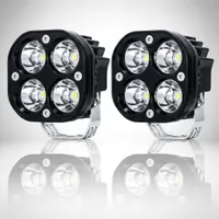 paire de feux LED longue portée carrés 50W Next‑Tech pour moto sur fond studio blanc, optiques 4 LED et supports inox
