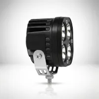 feu LED longue portée carré 50w Next‑Tech pour moto sur fond studio blanc, vue de 3/4 avec support de fixation métallique