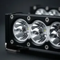 gros plan sur les optiques à réflecteur d'une barre LED Next‑Tech rallye 30W blanc pur 5000K sur fond studio noir