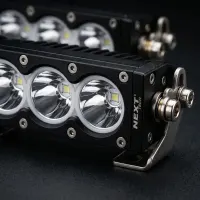 gros plan sur les optiques et le boîtier alu noir d'une barre LED rallye Next‑Tech 30W avec support de fixation inox