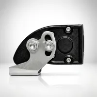 gros plan sur le support de fixation inox et le boîtier arrière d'une rampe LED Next‑Tech rallye sur fond studio blanc