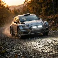 voiture de rallye grise en action de 3/4 avant sur piste forestière équipée d'une rampe LED Next‑Tech allumée blanc pur