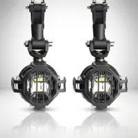 paire de phares LED antibrouillard Next‑Tech pour moto avec grille de protection noire sur fond studio blanc, LED 5000K blanc