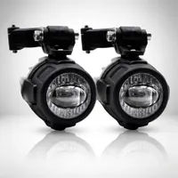 paire de feux LED antibrouillard Next‑Tech pour moto sur fond studio blanc, vue de 3/4 optique claire et corps noir