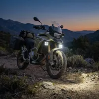 Phares LED additionnels haut de gamme 82mm carré faisceau 5D pour moto - support de fixation et montage sur véhicule