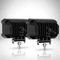paire de phares LED longue portée Next‑Tech sur fond studio blanc, vue arrière montrant dissipateur alu et connectique étanche