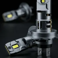 gros plan sur deux ampoules H7 LED Next‑Tech au boîtier alu ventilé et puces blanches, culot origine sur fond studio noir