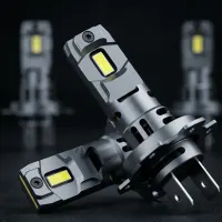 gros plan sur deux ampoules H7 LED Next‑Tech blanc pur 5000K posées sur fond studio noir avec puces LED visibles