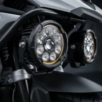 gros plan sur phare additionnel LED rond 120mm Next‑Tech monté sur moto, optique multi-lentilles et anneau doré, éteint