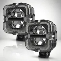 paire de feux LED carrés 100mm Next‑Tech pour 4x4 sur fond studio blanc, optiques transparentes éteintes vue de 3/4