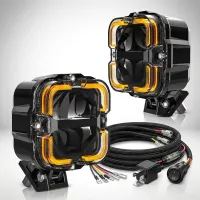 kit de deux phares LED carrés Next‑Tech 65W 10000lm avec anneau ambré, faisceau route et croisement, faisceau et interrupteur sur fond studio blanc