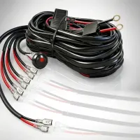 faisceau de câblage 1000W Next‑Tech avec relais, fusible, interrupteur à led rouge et 4 sorties sur fond studio blanc