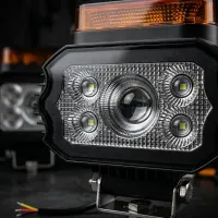 gros plan sur phare de travail LED rectangulaire Next‑Tech avec gyrophare orange intégré, lentilles blanc pur 5000K et fils de câblage