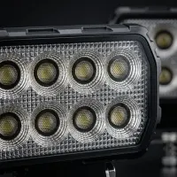 gros plan sur les optiques et lentilles d'un phare de travail LED Next‑Tech 80W rectangulaire, blanc pur 5000K sur fond noir